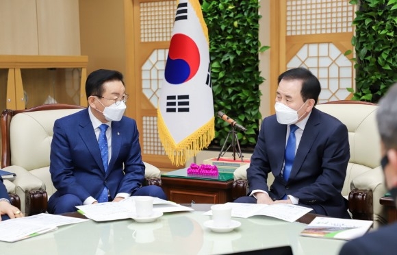 ũ�⺯ȯ_1. ���� ���������� �����ϰ� �ִ� ��ȫ�� ����(��)�� ����ö ������(��).jpg