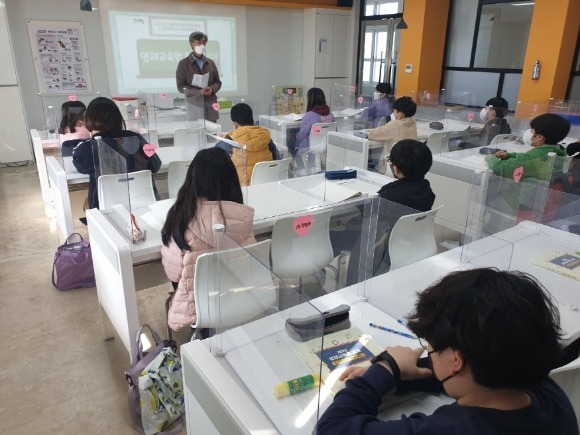 [ũ�⺯ȯ][����1] �ݺ��� ���米���� ���ػ��� ���������̼ǿ� �����ϰ� �ִ� �л���.jpg