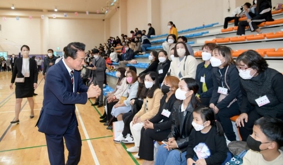 ũ�⺯ȯ_�ٹ�ȭȭ���Ѹ��� ��翡�� �λ縦 ������ �鼺�� �������.jpg