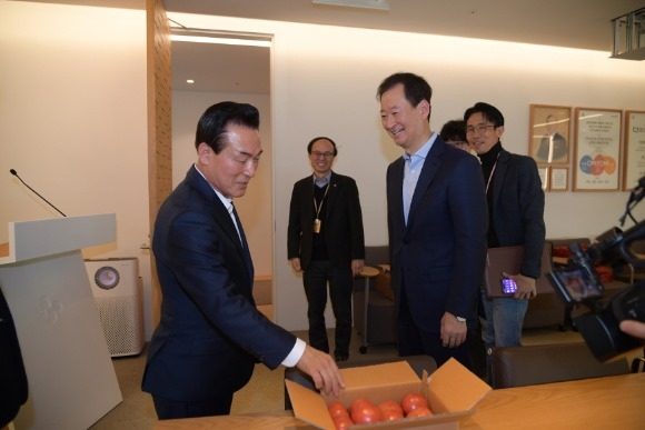 ũ�⺯ȯ_CJ���������� �湮�� ���� ��Ư��ǰ�� �Ұ����� �鼺�� �������.JPG