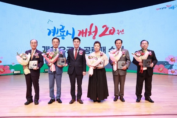 [ũ�⺯ȯ]1. ��û20�ֳ� ����(��û������ ������ ����)_���ʺ��� �ɴ��� �� �泲������, ��ȫ�� �� ������, ������ ����, �� ���п� �� ��ȸ�ǿ� ����� ������, ������ �� ��ȸ�ǿ�, ������ �� ��ȸ�ǿ�.JPG