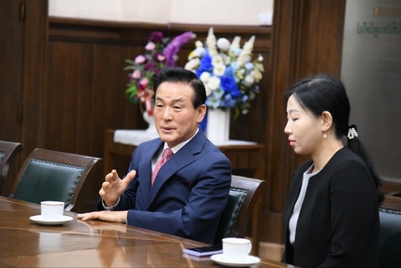 [ũ�⺯ȯ]�鼺�� ������ ���� ��Ƽ�� ���忡�� ������� ������ ���� �����ϰ� �ִ�..jpg