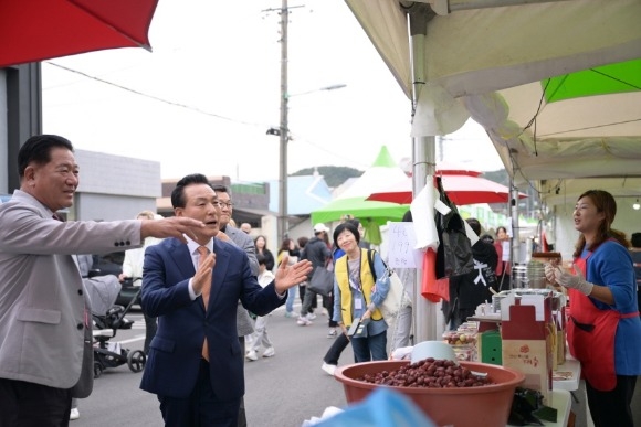 [ũ�⺯ȯ]������߹�ȭ���� �� ���ο��� �λ縦 �ǳ״� �鼺�� �������.JPG