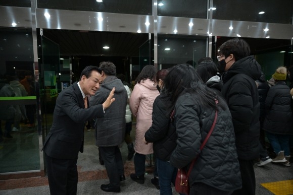 [ũ�⺯ȯ]�۳�����ȸ �������� ã�� �ùε�� �λ縦 ������ �鼺�� �������.JPG