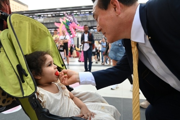 [ũ�⺯ȯ]�ڶ�ȸ�� �湮�� �Ʊ⿡�� ���⸦ �Կ��ִ� �鼺�� ����.JPG