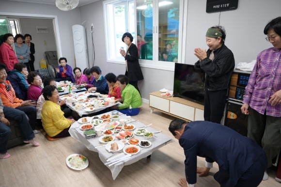 [ũ�⺯ȯ]���ȸ���� �湮�� ū���� �ø��� �鼺�� ���� (2).jpg